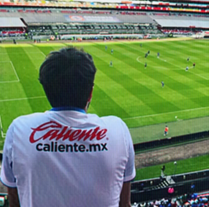 Instagram post by @armandalejandre for Caliente.mx. Caption reads: Yo que pensaba que esta imagen no se iba a repetir....