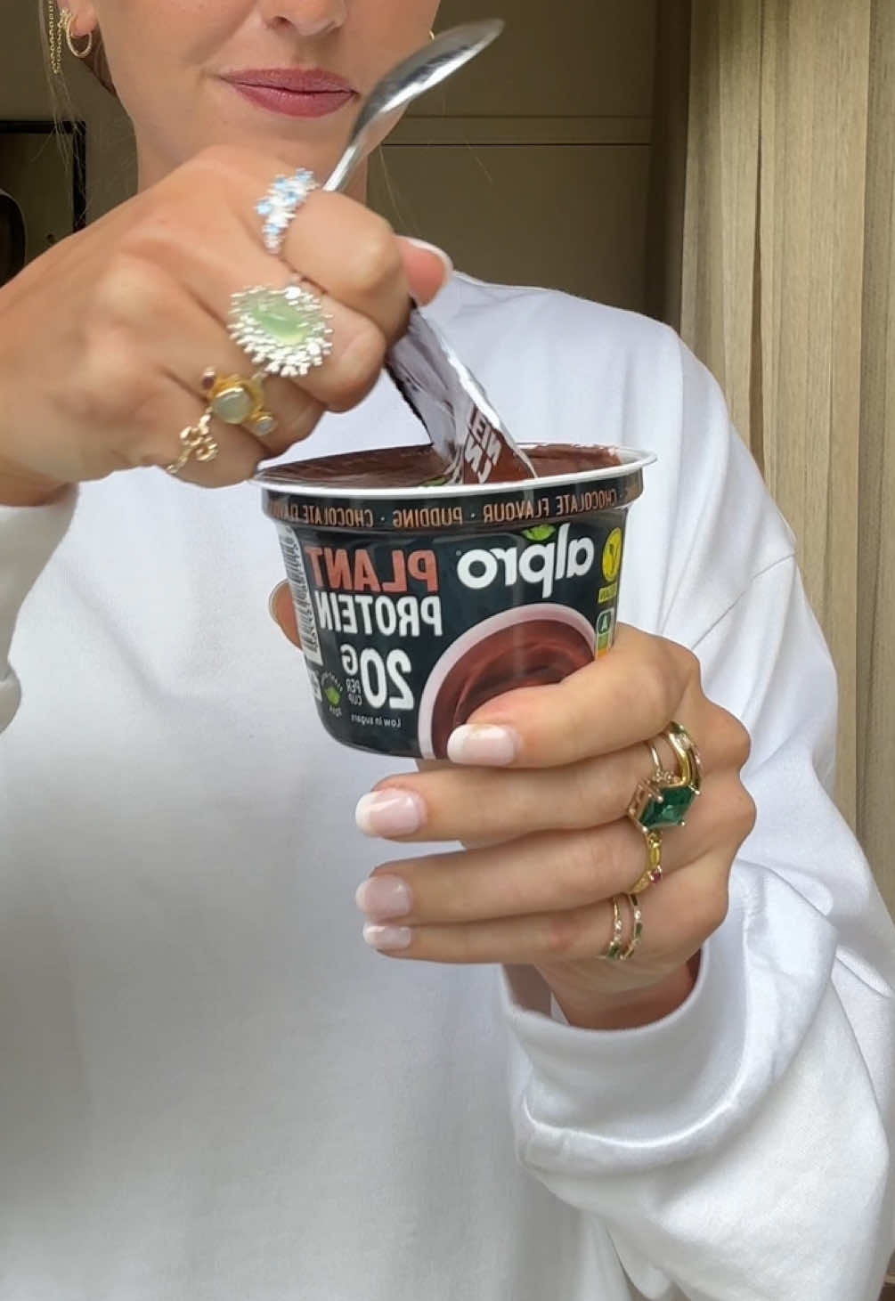 TikTok post by @lunavanlent for Alpro. Caption reads: Schermtijd invullen met gezonde gewoontes 🤍🫧📖....