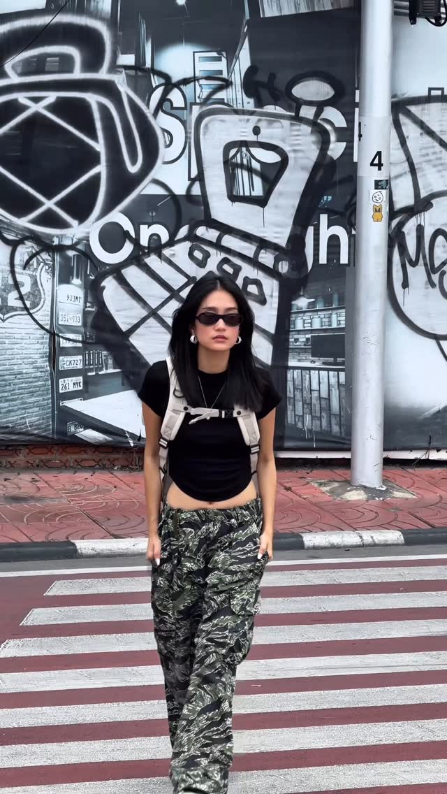 Instagram post by @loog._.mai for SAMSONITE. Caption reads: SAMSONITE Red CLYNEE / Collection Spring Summer....