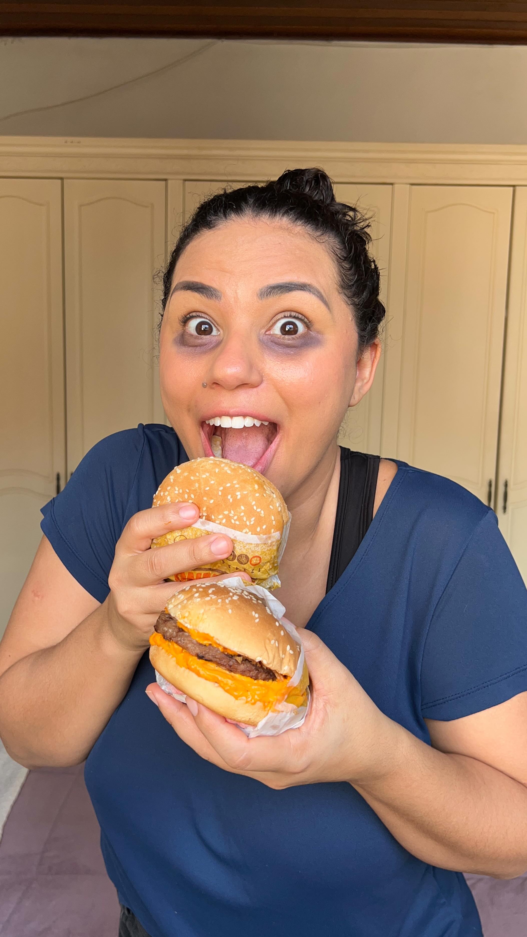 Instagram post by @eusoujuliacoxx for BURGER KING. Caption reads: Só mesmo a dupla BK pra fazer seu adolescente te....