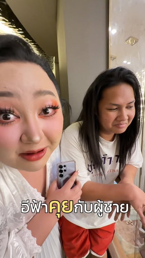 Instagram post by @juepakofficial for Samsung Thailand. Caption reads: ยืนไกลเป็นกิโลก็ยังเห็นความจริงค่ะ ซูม S25 Ultra....