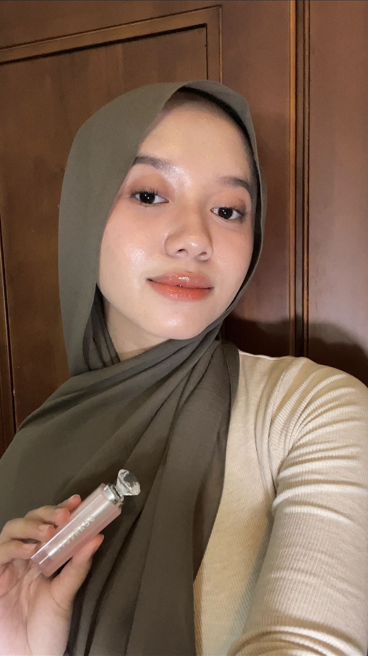 Instagram post by @kiaanrla for Scarlett Whitening. Caption reads: so glassy and perfectly plump!💋 @scarlettofficial....