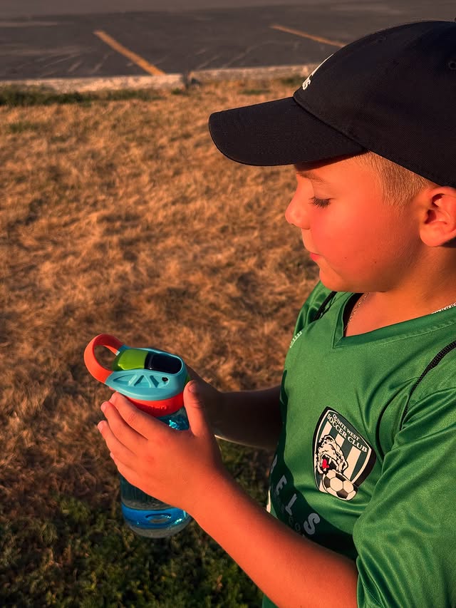 Instagram post by @nadkazabolotnia for Contigo. Caption reads: [...] and one awesome bottle 💧⚽ Thanks to....