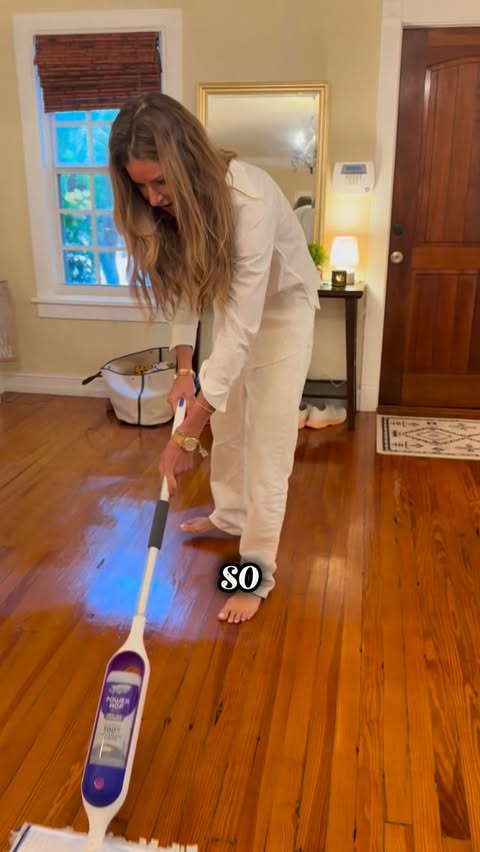 Instagram post by @kellybensimon for Swiffer. Caption reads: [...] scenes. I love a super clean house!!....