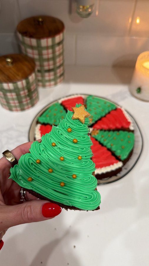 Instagram post by @jenglufling for Betty Crocker. Caption reads: Christmas tree brownies! 🎄🎅🏼 @bettycrocker....