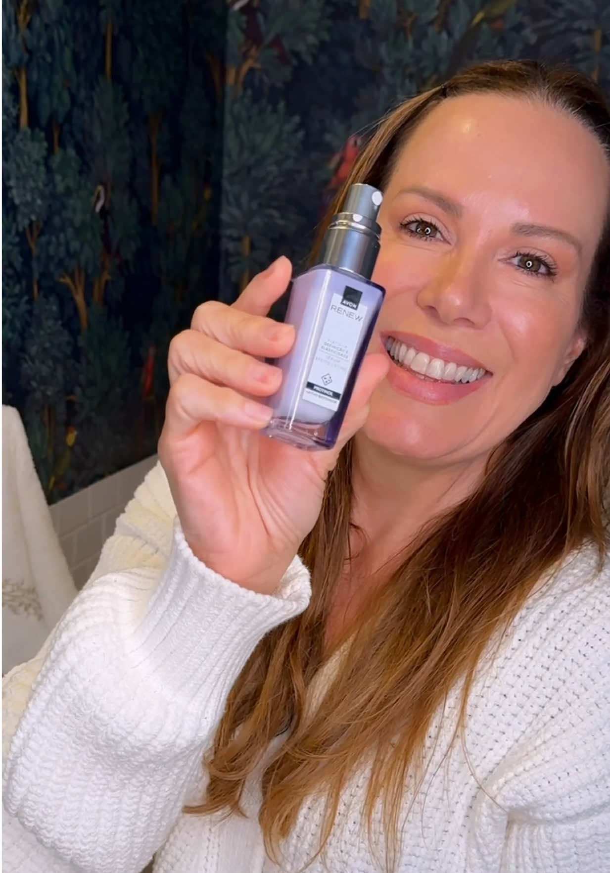 TikTok post by @regina_volpato for Avon. Caption reads: Amor próprio é um tema que sempre vale a pena....