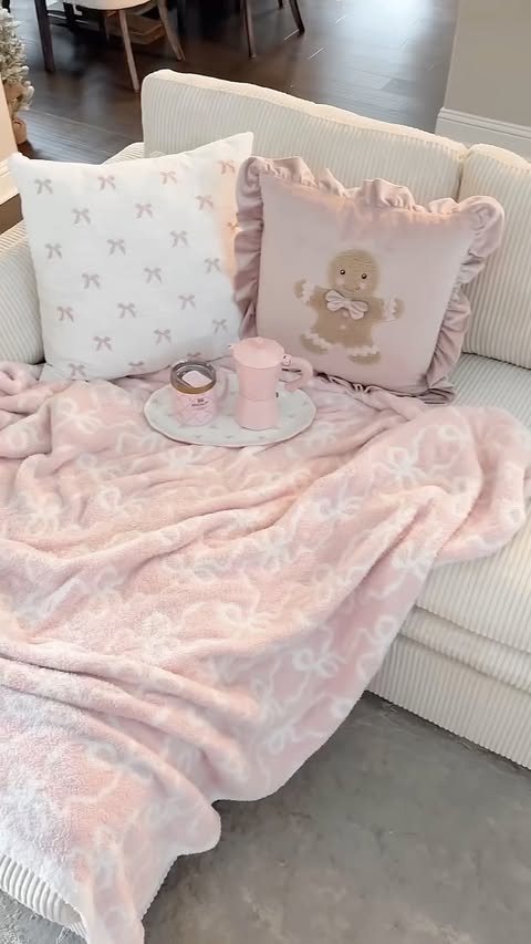 Instagram post by @_brooklyn_22 for Belffin. Caption reads: [...] "COUCH" for links 

Special Thanks to....