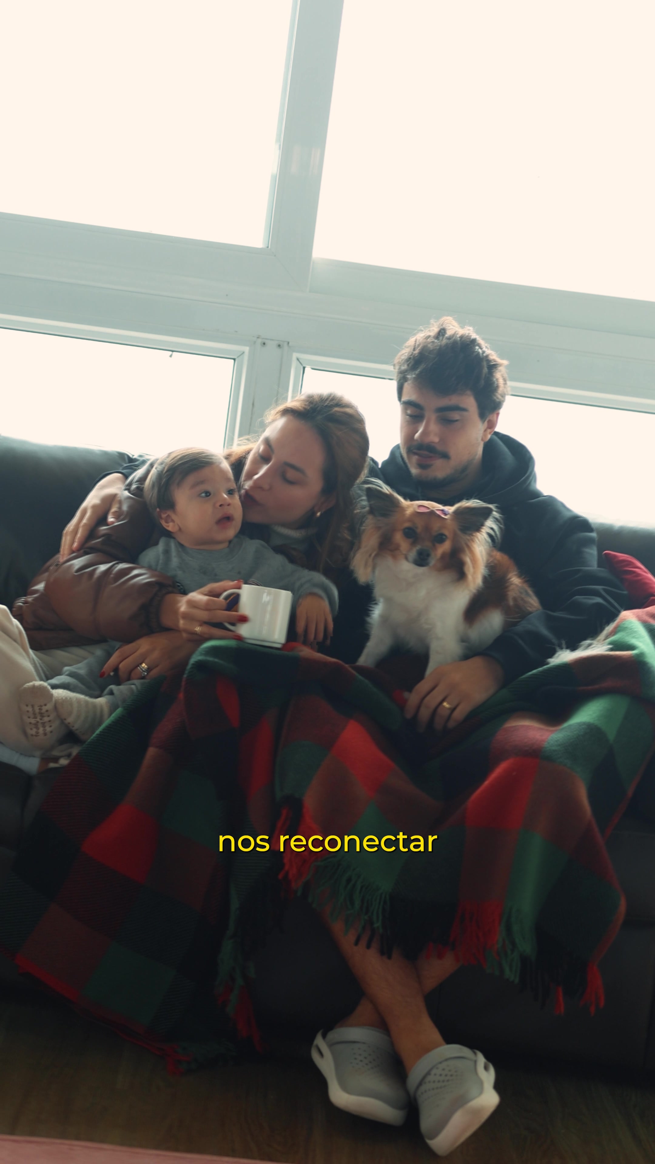 TikTok post by @yasminhcastilho for Airbnb. Caption reads: Depois que me tornei mãe, são esses momentos que....