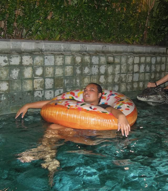 Instagram post by @azfarheri for Airbnb. Caption reads: Tiba-tiba rindu Bali 🏝️ 

Rasa selesa sangat....