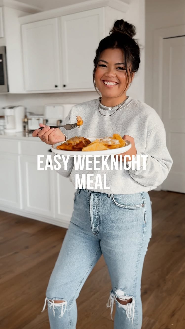 Instagram post by @ceciliamoyer for Hy-Vee. Caption reads: #HyVeePartner If your weeknights are busy like....