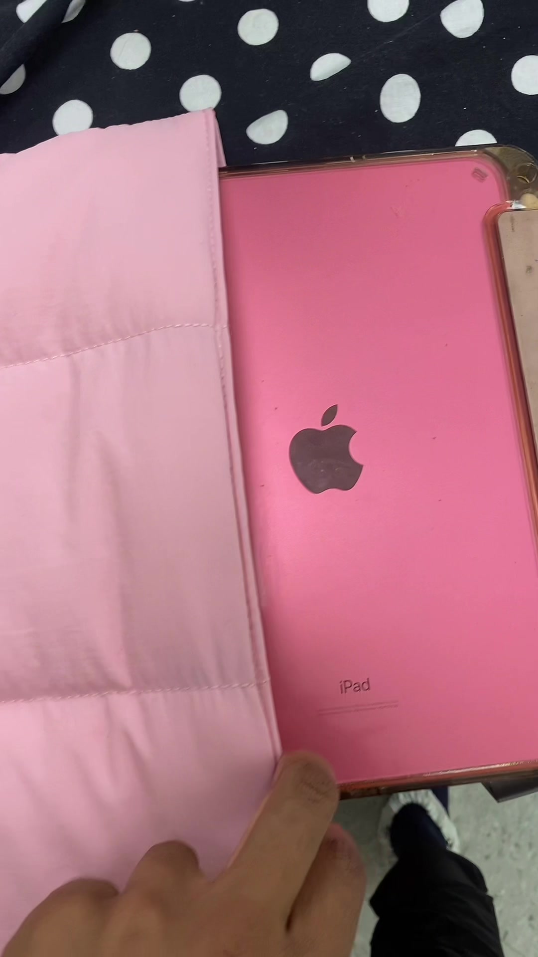 TikTok post by @hippyskippyy for Comfyable. Caption reads: [...] for my pink macbook and pink ipad....