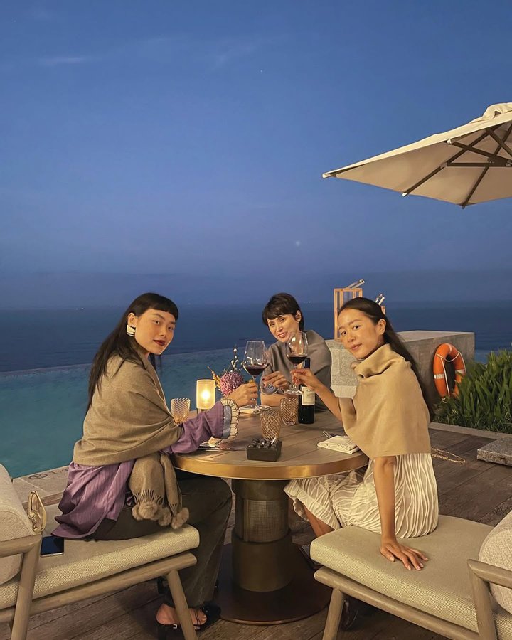 Instagram post by @acupper for Hoiana Hotel & Suites. Caption reads: #ad tụi tui nghe bảo lên nhà hàng The Edge....