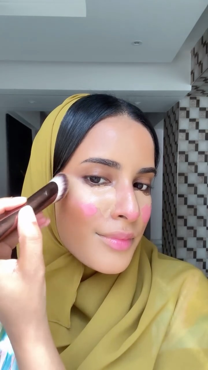 Instagram post by @ghaida_msy for Sunday Riley. Caption reads: Base coverage ✨
Serum : @sundayriley 
Foundation:....