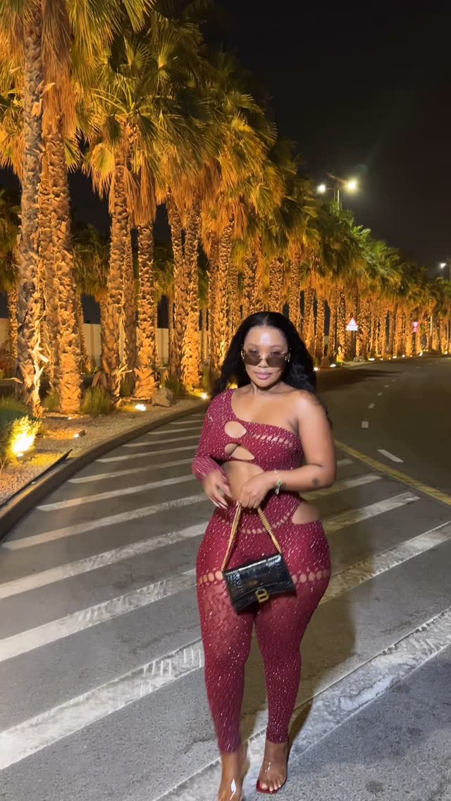 Instagram post by @mel_leen for SorelleUK. Caption reads: I am her ! Choke hold with it !.