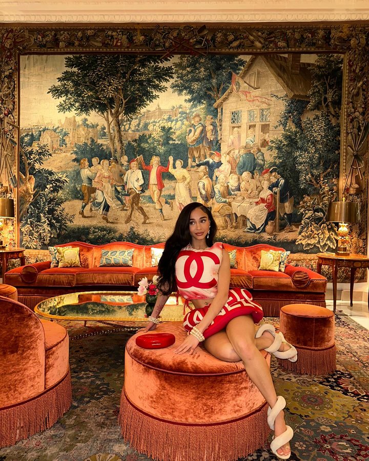 Instagram post by @niaasultana for Mayvenn. Caption reads: Mwuahh💋.