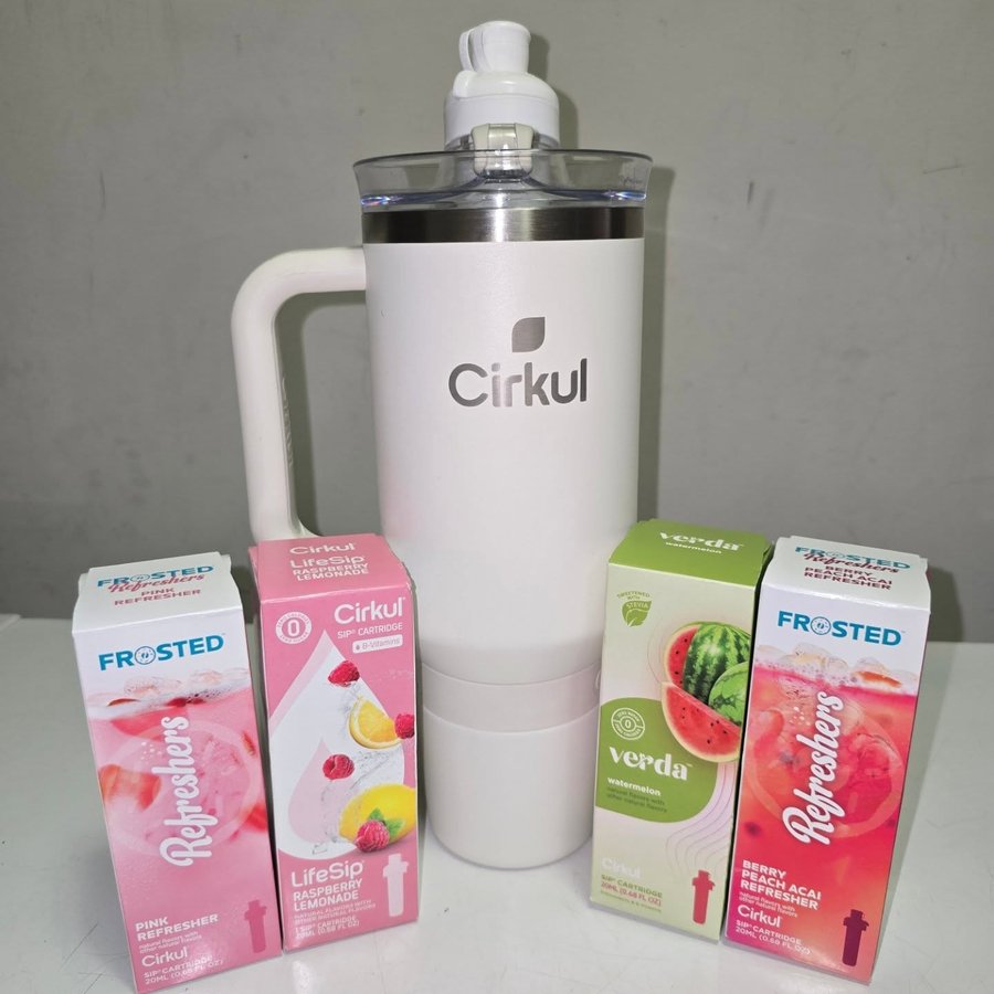 Instagram post by @da.jackson.trio for Cirkul. Caption reads: [...] way to stay hydrated than with @drinkcirkul....
