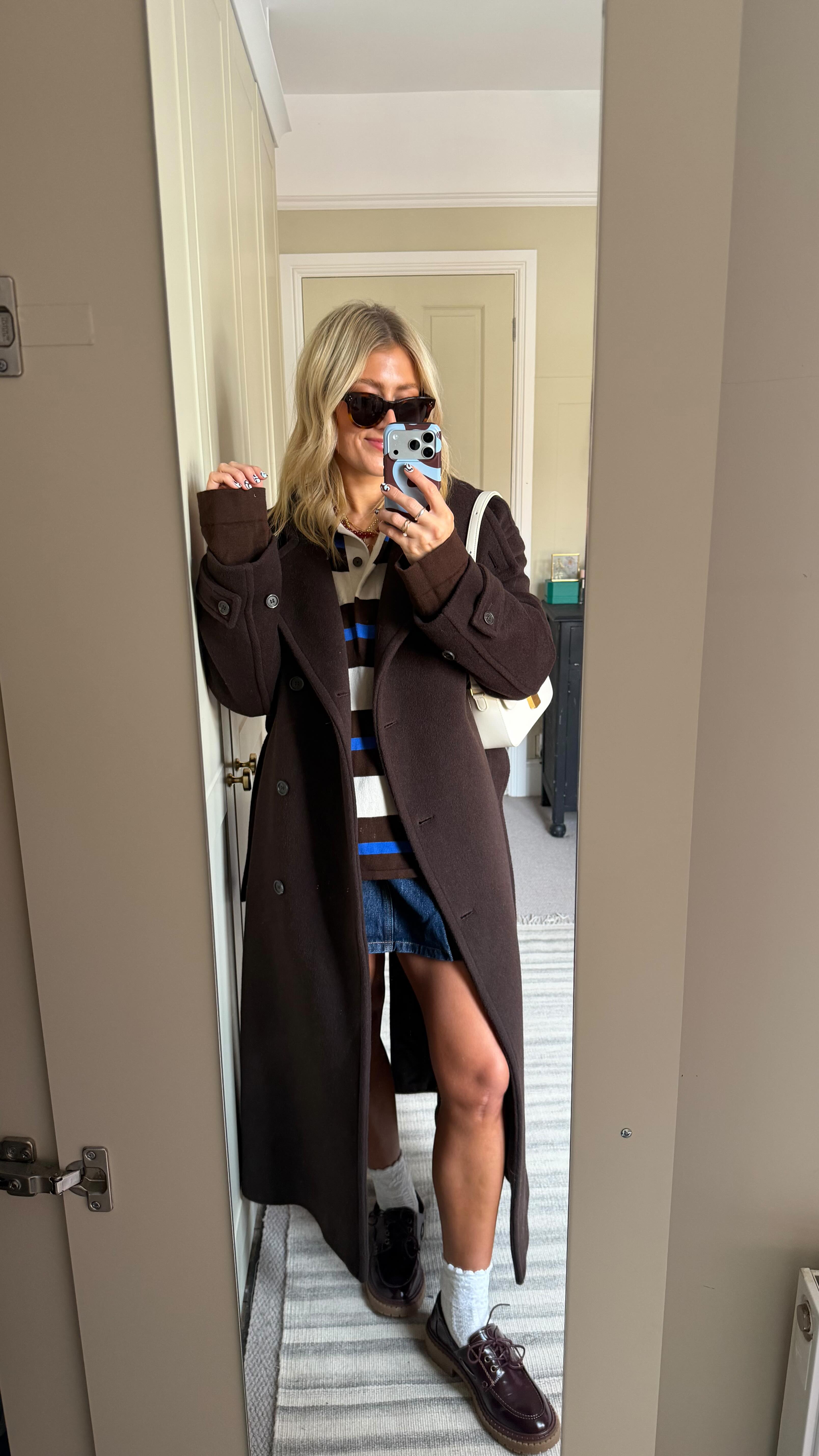 Instagram post by @megbrackpool for Ateliers Auguste. Caption reads: [...] 
coat @arketofficial 
bag @ateliersauguste....