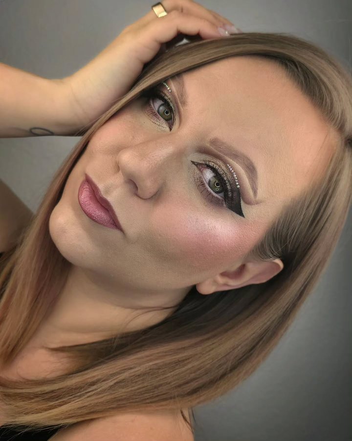 Instagram post by @justynabanecka for Eylure. Caption reads: Glam makeup 🤎 🤎🤎🤎🤎🤎🤎 Pls tag....