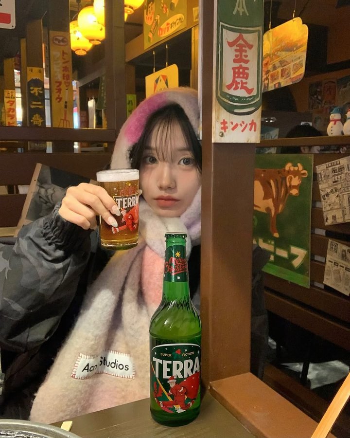 Instagram post by @chajinah_ for TERRA Korea. Caption reads: #광고 

크리스마스 시즌에도 역시 테라인 이유는
‘테라 크리스마스 에디션’이 출시 됐기....