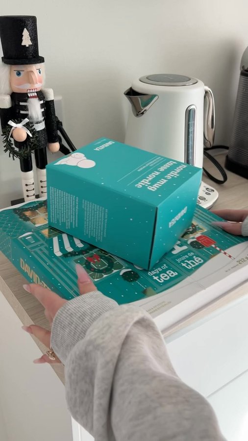 Instagram post by @sophieannaston for Davidstea. Caption reads: The best start to December 💕 Thank you @davidstea....