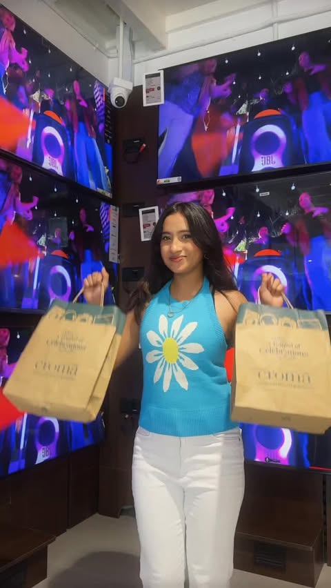 Instagram post by @kushii.shettyy for Croma. Caption reads: [...] one’s for you 👀⚡️ Up to 8% OFF* on....