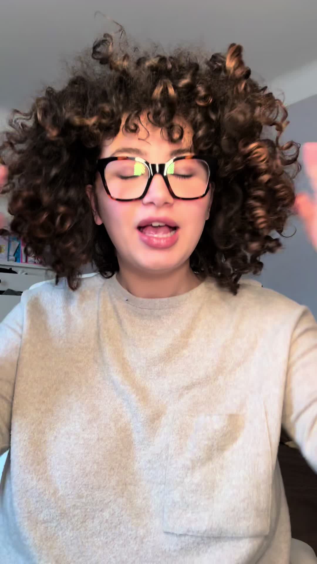 TikTok post by @simplementsophiee for DevaCurl. Caption reads: vous pensez quoi de la frange? crème @devacurl ....