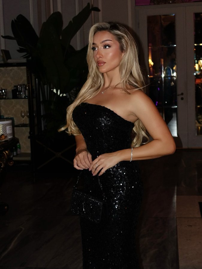 Instagram post by @la_snika for PINKO. Caption reads: [...] having me @universalpicturesit 

dress....