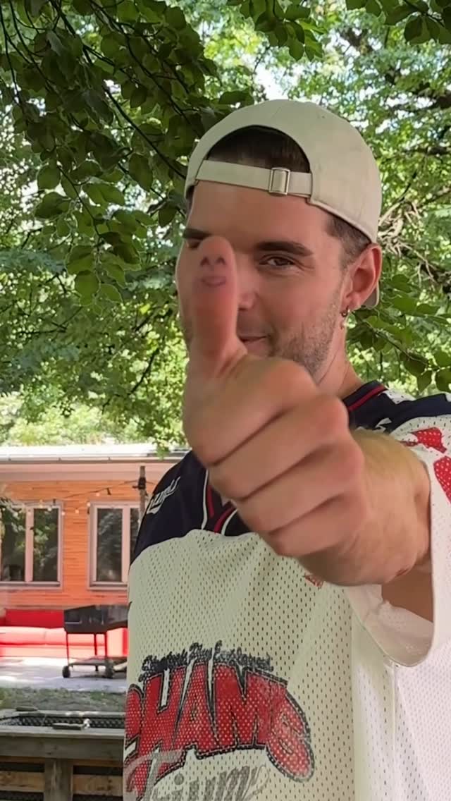 Instagram post by @paulbunne for Captain Morgan. Caption reads: Reklame | Daumen hoch für diese schönen Momente....