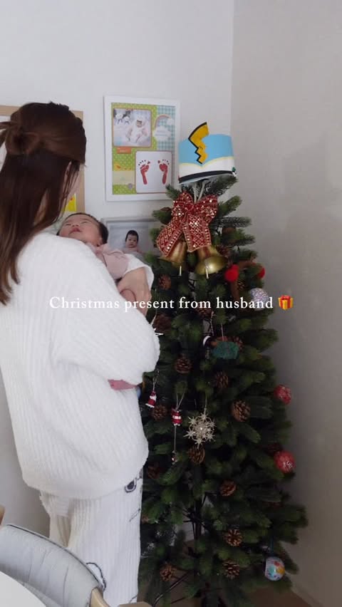 Instagram post by @_yuriharupi_ for Aíam. Caption reads: Christmas present🎄♡ ⁡ だいすきな @aiam.beauty の....