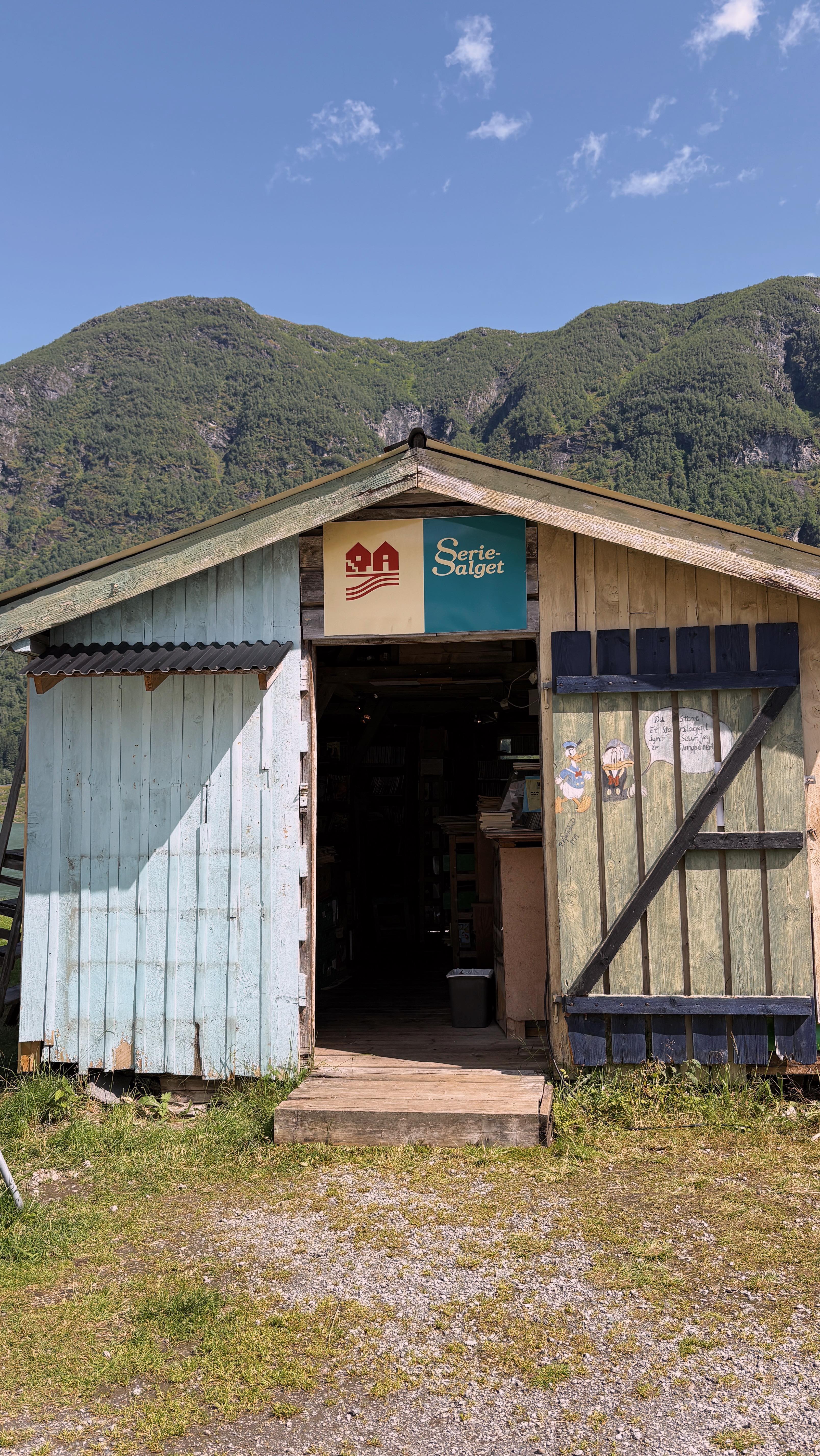 Instagram post by @kristin_kvaale for PEACH TIGHTS. Caption reads: Here you goooo🤌🏼

Outfit @peach_tights /....