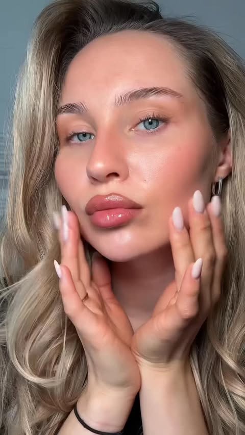 Instagram post by @nicoleboehm for Maybelline New York DE. Caption reads: 💫 your lips but better using @caiacosmetics....