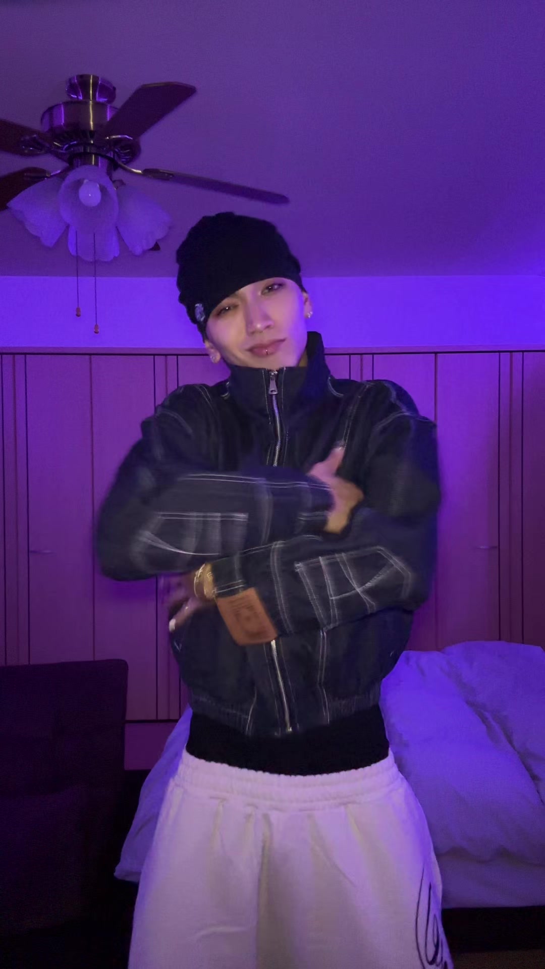 TikTok post by @zoraboyyy___ for Titeizin Online. Caption reads: Black is now available. #fyp#zoraboy#PR@地底人ONLINE.