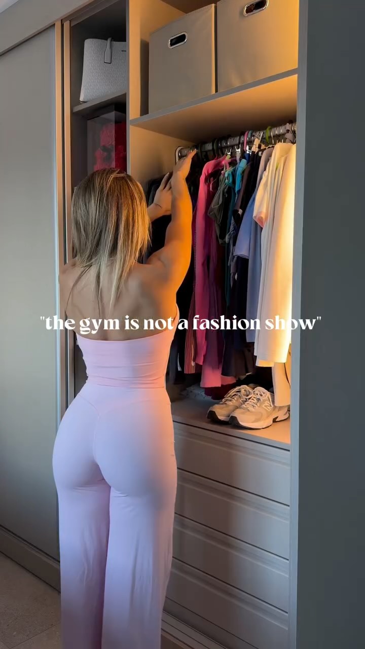 Instagram post by @nataliaamartt for Yeoreo. Caption reads: Tu momento empieza desde tú outfit....