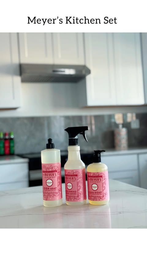 Instagram post by @memissgirl for Mrs. Meyer's Clean Day. Caption reads: @mrsmeyerscleanday If peppermint had a love....