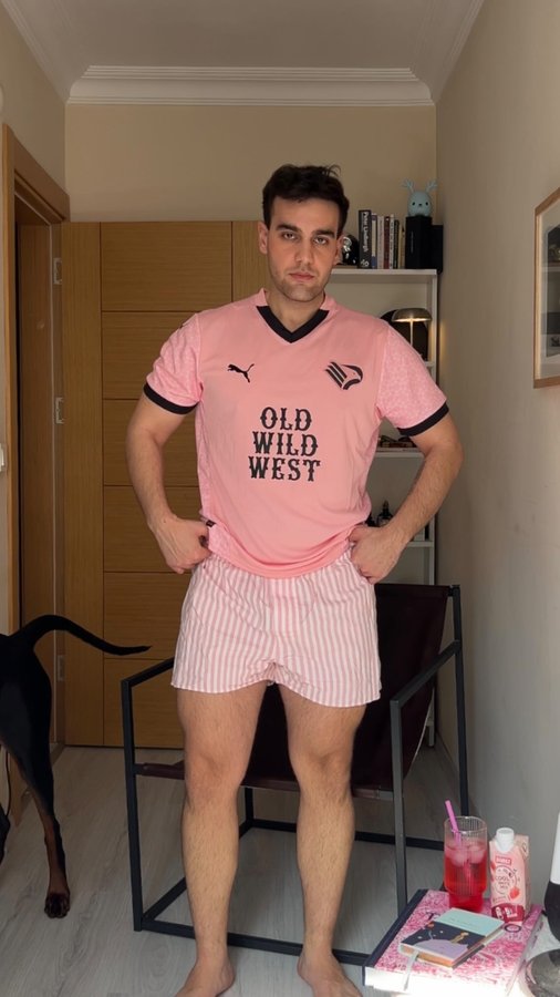 Instagram post by @uygarutku for dimesclub. Caption reads: Pembe rengi kızlara kaptıramayız 😭💘

#reklam.