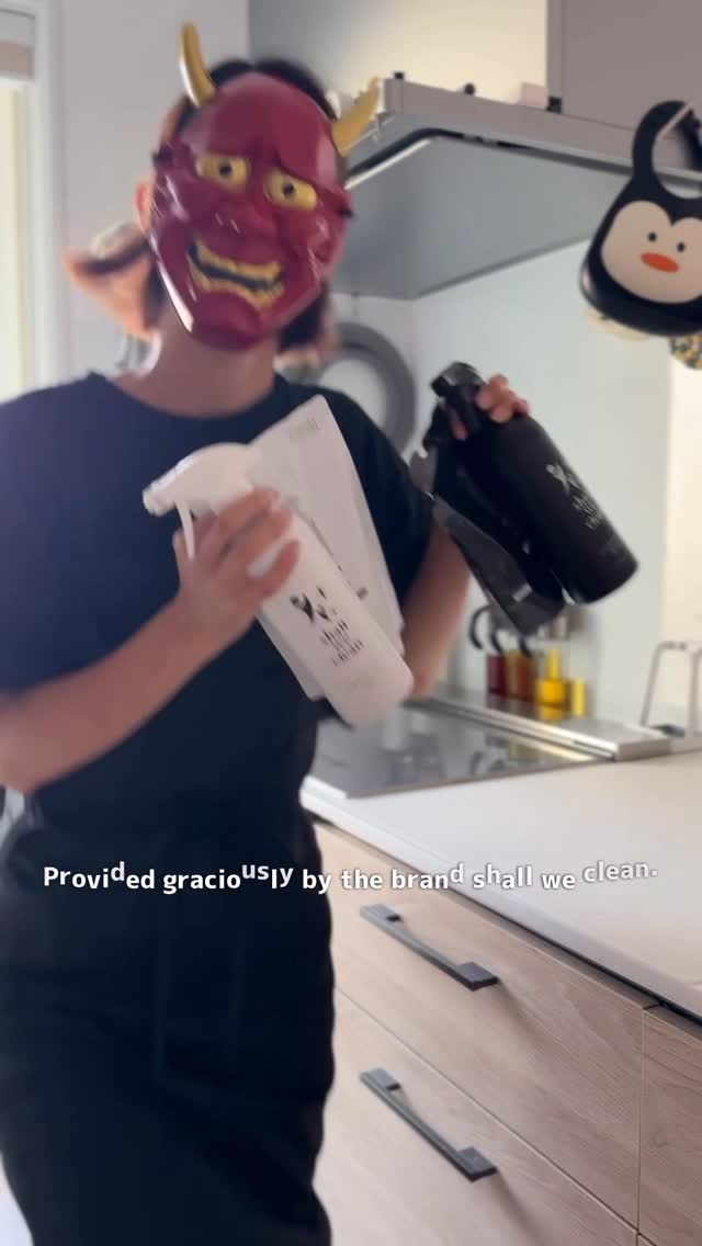 Instagram post by @gerorin_house for Shall we clean. Caption reads: 🤍🖤👹
＊
＊
お久しぶりにトースター掃除しました🍞✨

いつも息子の一言でやってる気がする....