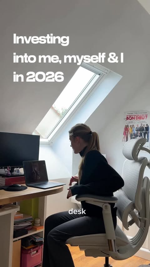 Instagram post by @nicolegavr_ for SIHOO. Caption reads: [...] setup is really worth investing into.....