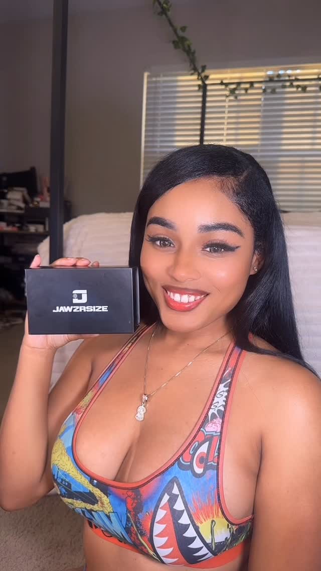 Instagram post by @thesashagomez for Jawzrsize. Caption reads: Been using @jawzrsize for a minute now and....