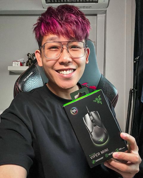 Instagram post by @bennhum for iShopChangi. Caption reads: [...] on) Get all your Christmas loots via....