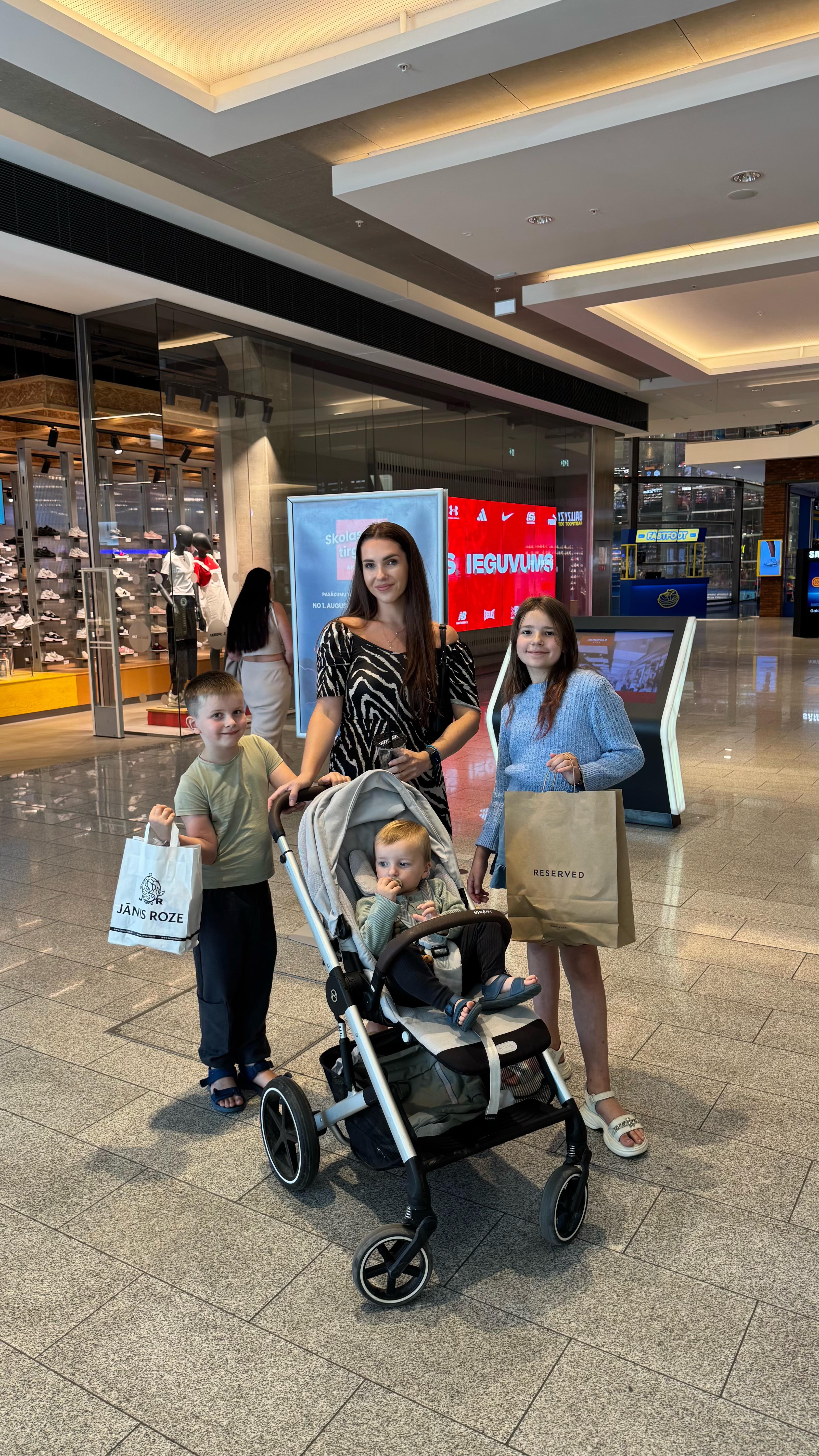 Instagram post by @edamskaisti for AKROPOLE Latvija. Caption reads: Sagatavot bērnus skolas gaitām ir mazāks vai....