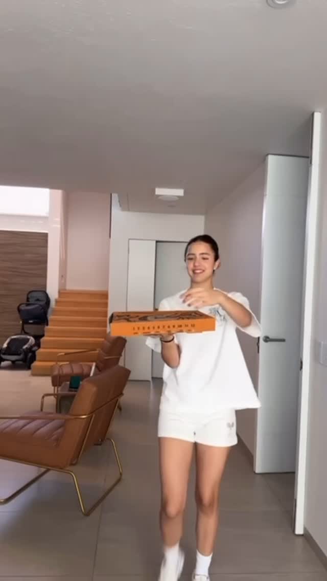 Instagram post by @nicoleagnesi for Little Caesars. Caption reads: Date para celebrar a tu niño interior siendo un....