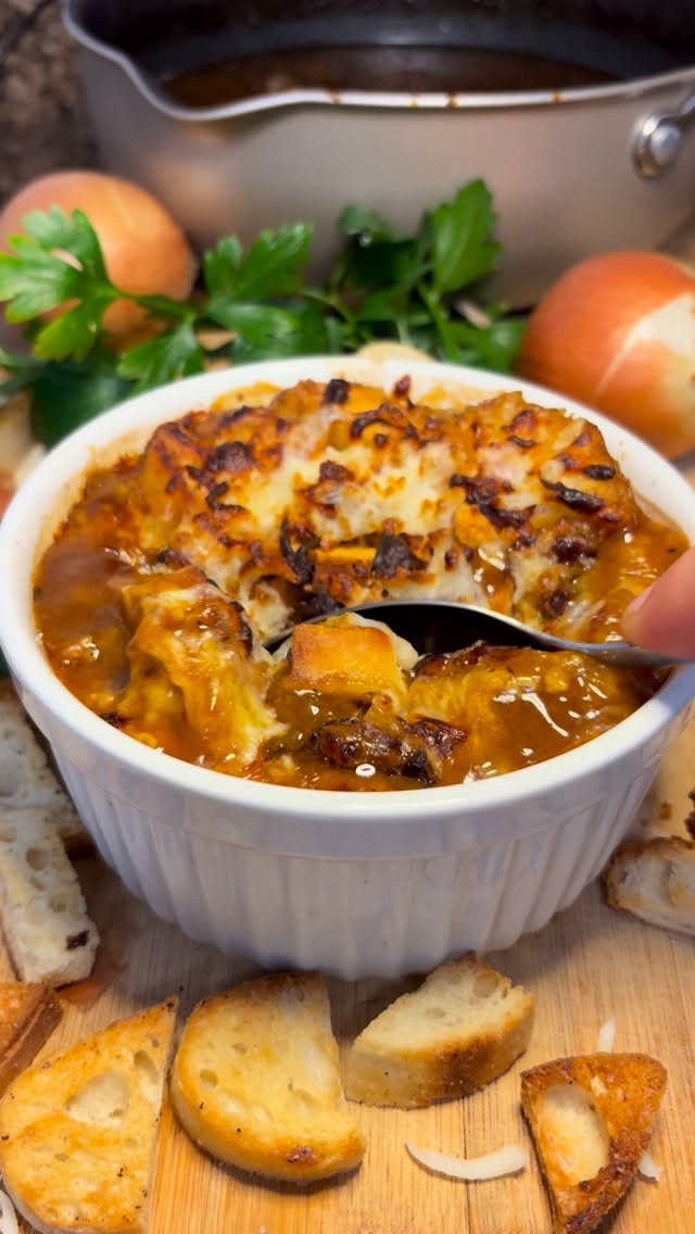 Instagram post by @foodcreationsforyou for Circulon. Caption reads: Easy Beefy French onion soup that won’t leave you....