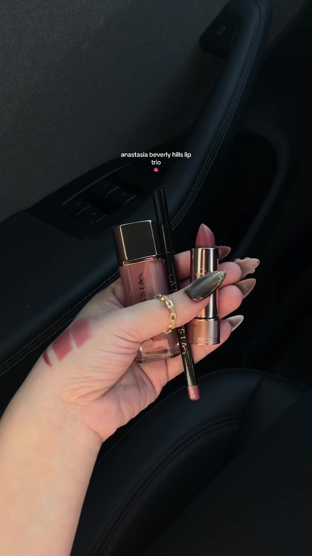 TikTok post by @gicellex for Anastasia Beverly Hills. Caption reads: [...] a pretty neutral lip combo 🫶....