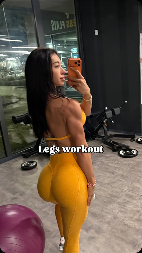 Instagram post by @netinkaa for BOMBSHELL SPORTSWEAR. Caption reads: [...] squats • Abductors Set is....