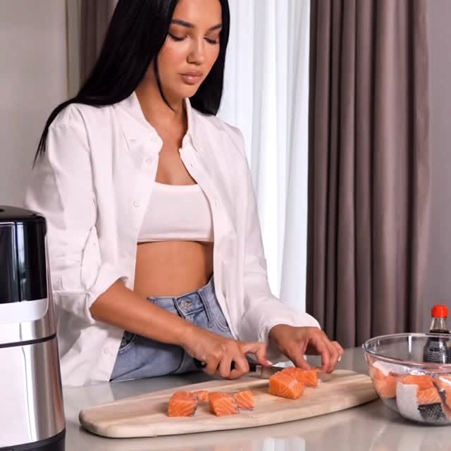 Instagram post by @larisaudila for Tefal. Caption reads: 🍣 Somon thailandez în doar 26 de minute – fără....