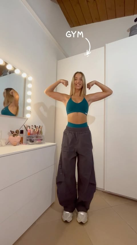 Instagram post by @valentinafestaa for FGM04 Cosmetica Professionale. Caption reads: 1 pair of pants 3 outfits con i baggy origami di....