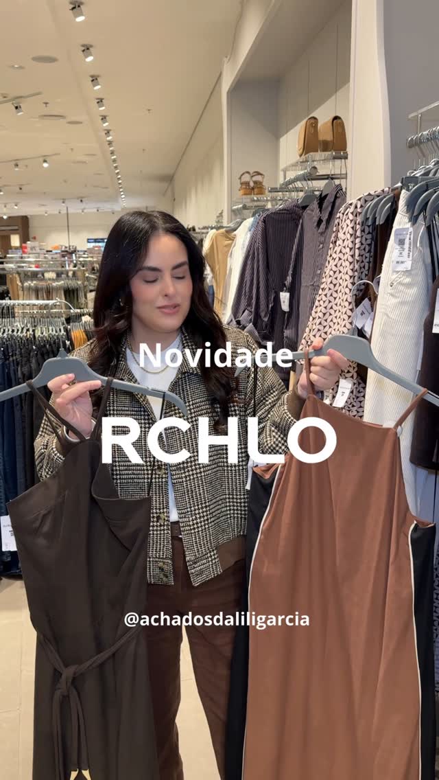 Instagram post by @achadosdaliligarcia for Riachuelo. Caption reads: Vestido perfeito 

Se quiser o link, é só pedir....