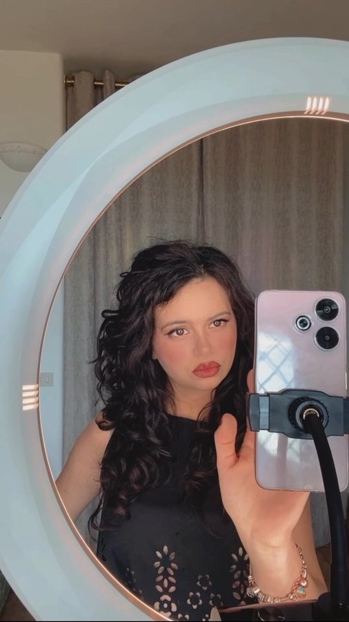 Instagram post by @jennifer__v__ for NEEWER. Caption reads: [...] RP18B Pro Ring Light Kit di @neewer ✨

*....