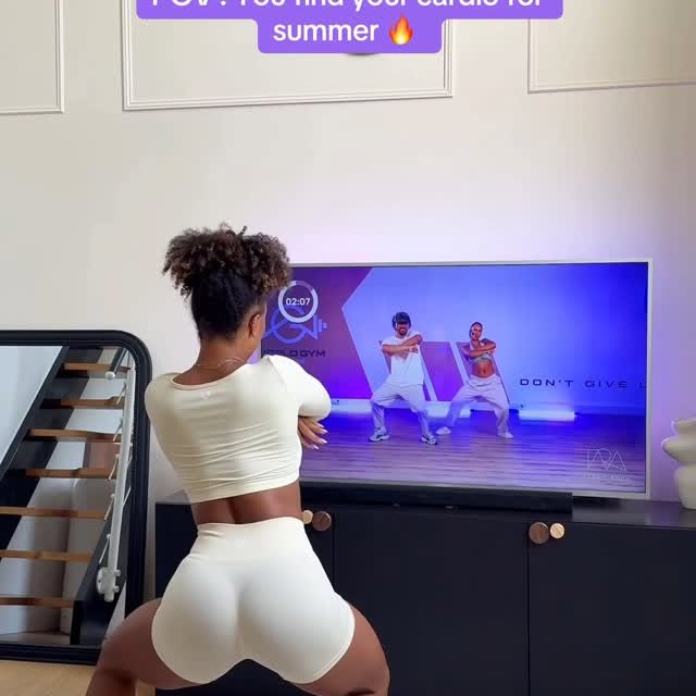 Instagram post by @tarasbody for Women's Best. Caption reads: [...] for summer 🔥 
_
Outfit @womensbest - code :....