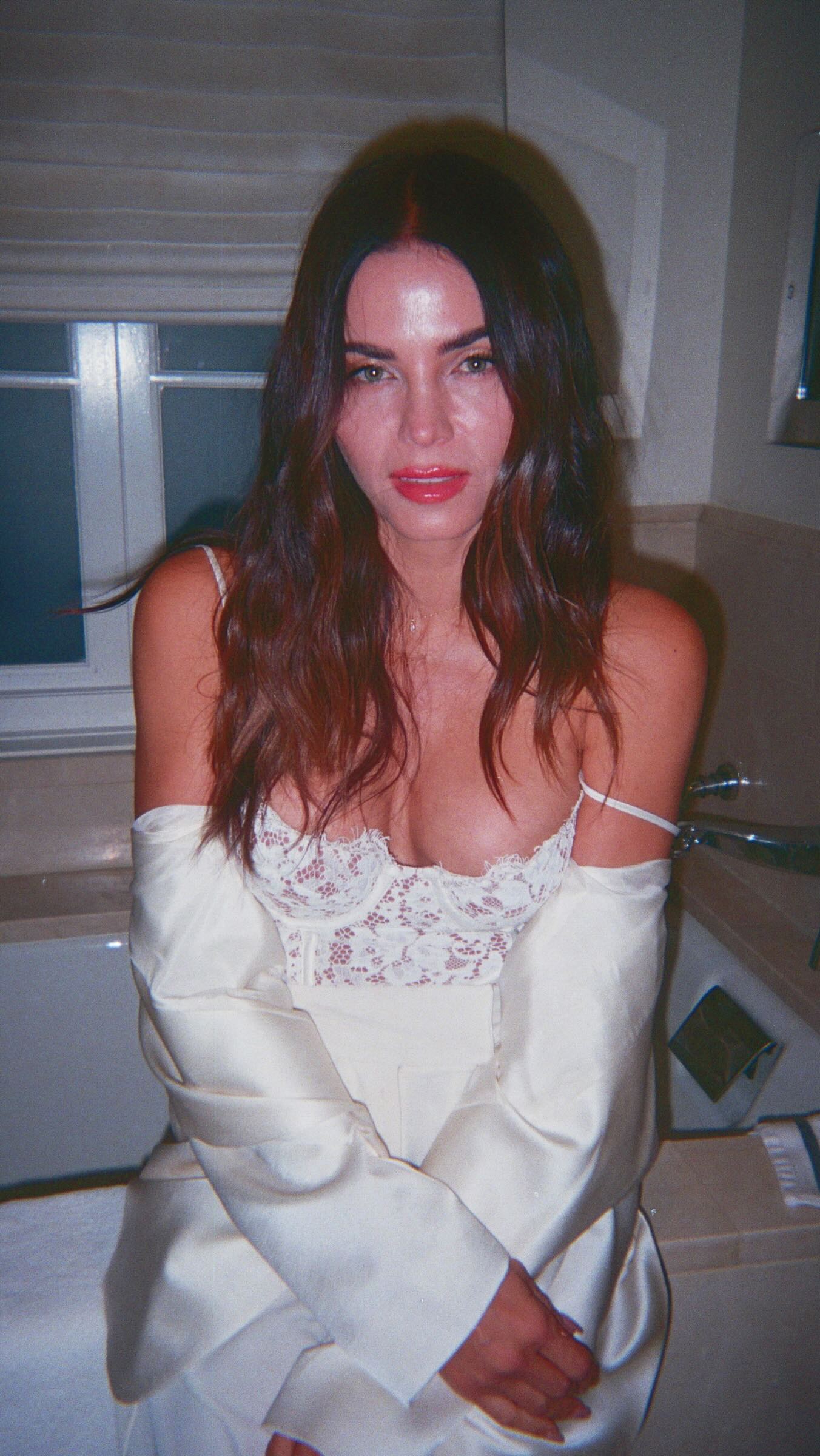 Instagram post by @jennadewan for Bellami Hair. Caption reads: Such a fun night with @bellamihair 🤍
#bellamihair....